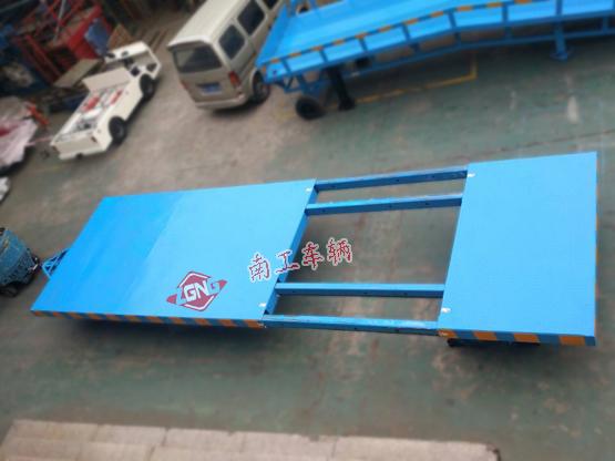平板車(chē) 15噸伸縮型平板拖車(chē)