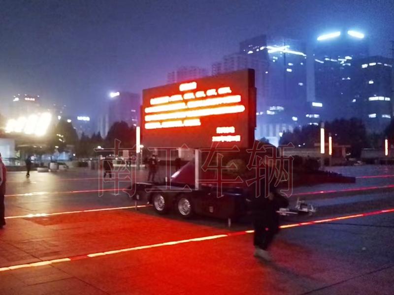 6.8平方LED廣告拖車，自動升降旋轉工具拖車