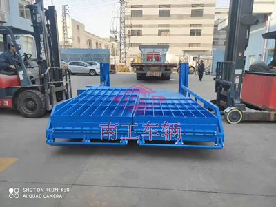 非標(biāo)訂制8噸移動(dòng)式登車橋1I.jpg