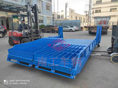 非標(biāo)訂制8噸移動(dòng)式登車橋I.jpg