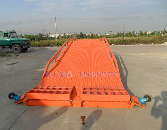 移動(dòng)式登車(chē)橋.jpg