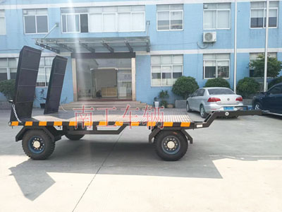 3噸帶爬梯工業(yè)牽引平板拖車(chē)4I.jpg