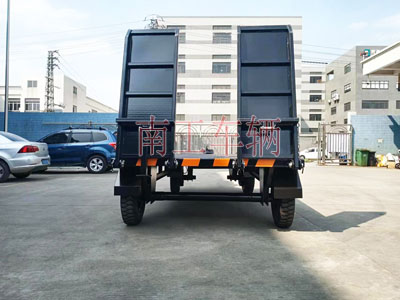 3噸帶爬梯工業(yè)牽引平板拖車(chē)2I.jpg